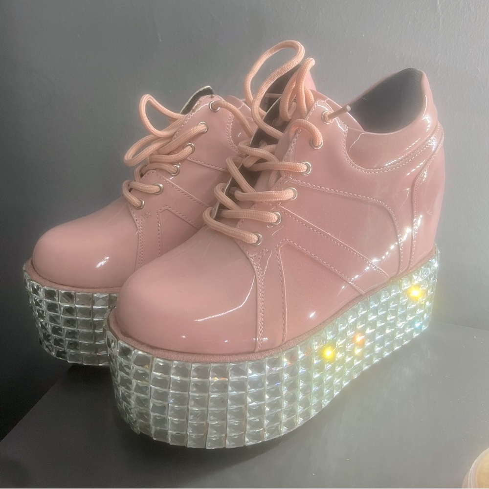 They’re in excellent condition, wore them once for my birthday!
